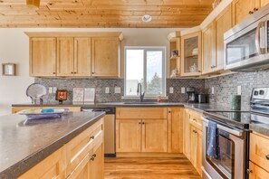 Jääkaappi, mikroaaltouuni, uuni, liesi