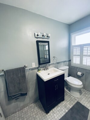 Douche, serviettes fournies, savon, shampoing