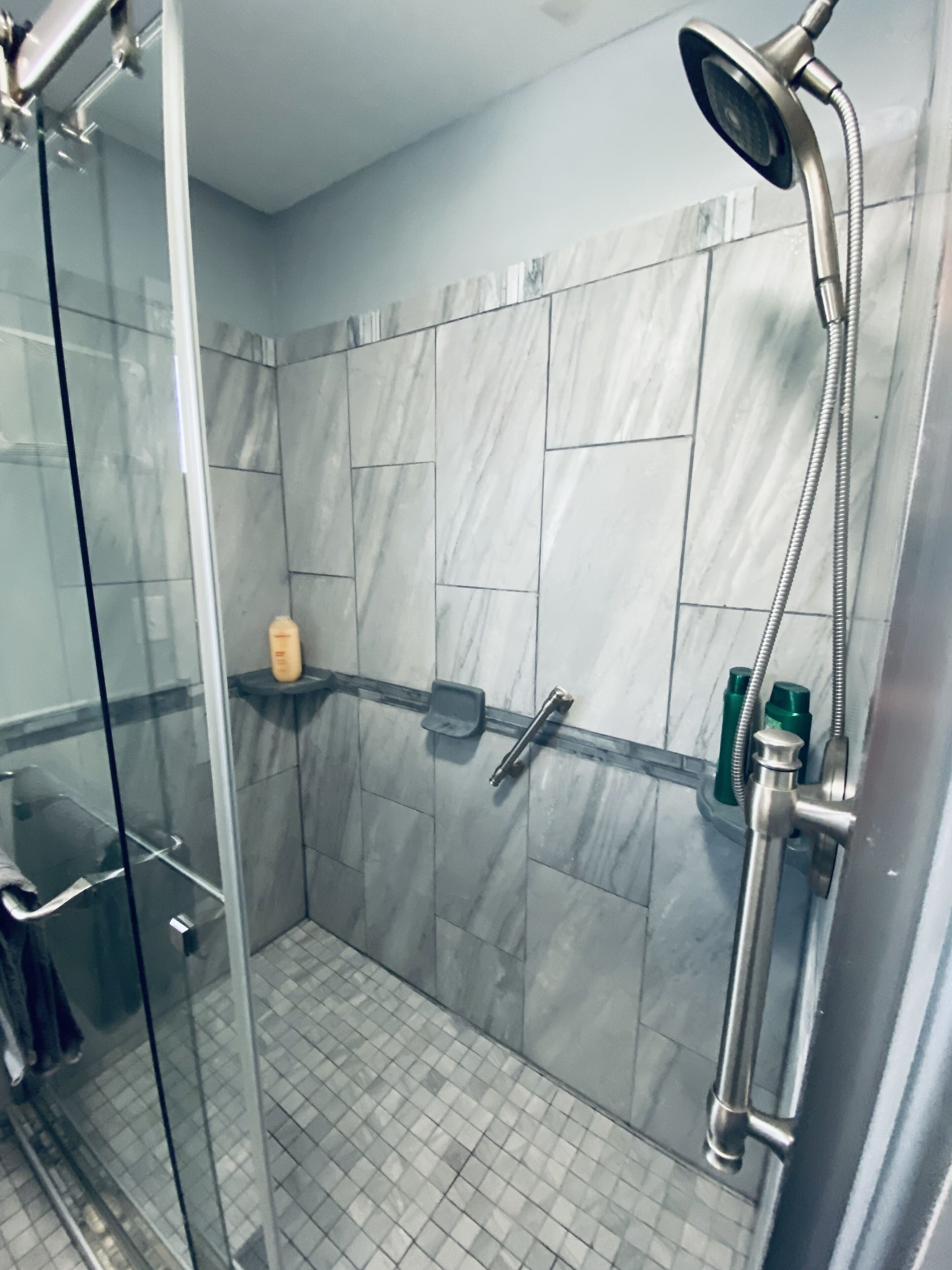 Douche, serviettes fournies, savon, shampoing