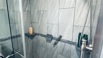 Douche, serviettes fournies, savon, shampoing