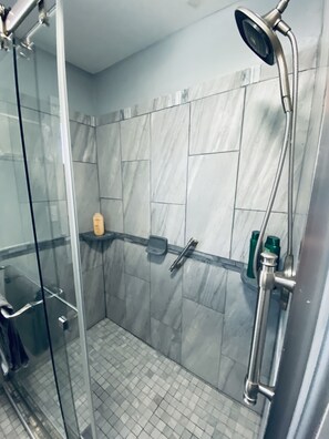 Dusche, Handtücher, Seife, Shampoo