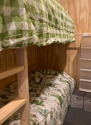 1 bedroom, bed sheets