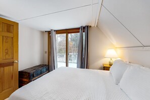 3 bedrooms, iron/ironing board, WiFi, bed sheets - Cozy A-frame with loft, deck and easy ski access (Waitsfield)