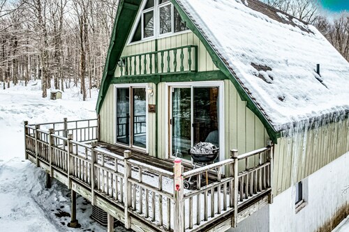 Cozy A-frame with loft, deck and easy ski access
