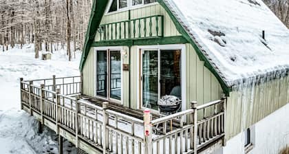 Cozy A-frame with loft, deck and easy ski access