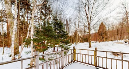 Cozy A-frame with loft, deck and easy ski access