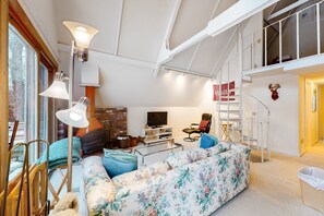 TV, books, stereo - Cozy A-frame with loft, deck and easy ski access (Waitsfield)