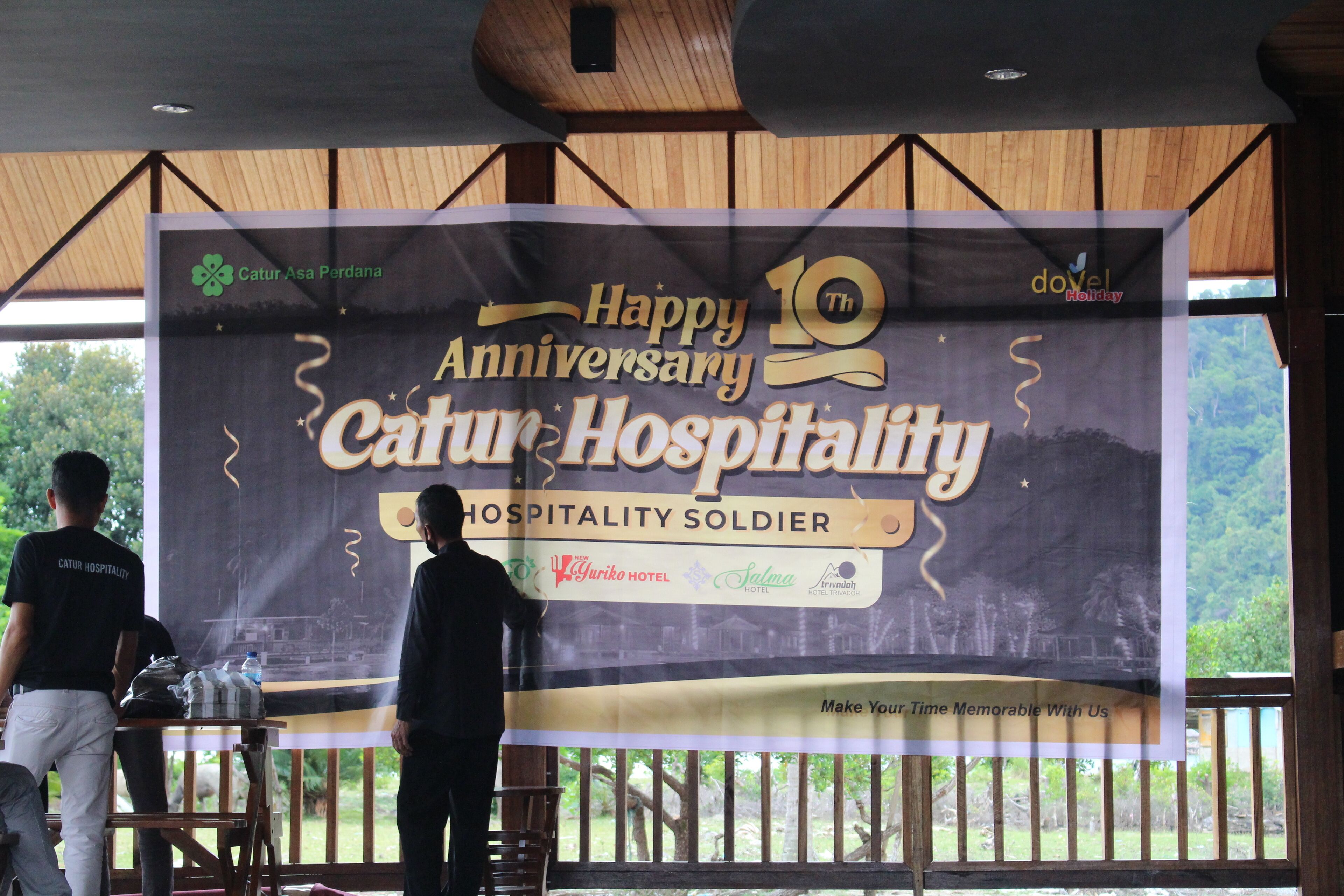 Bandeira de aniversário de 10 anos da Catur Hospitality.