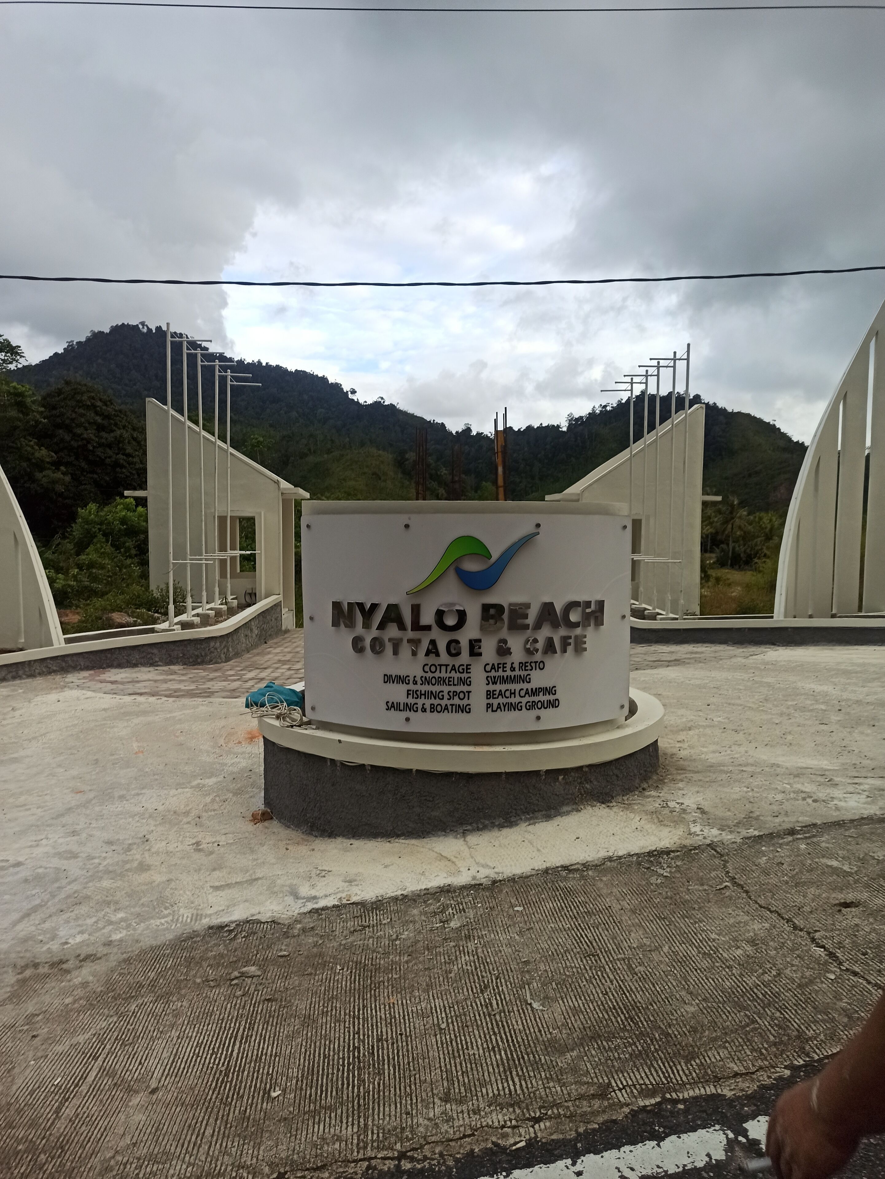 Señal para Nyalo Beach Cottage & Cafe con servicios que incluyen buceo, esnórquel, pesca, campamento en la playa y un parque infantil.