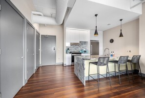 ثلاجة، ميكروويف، فرن، موقد طهي مسطح