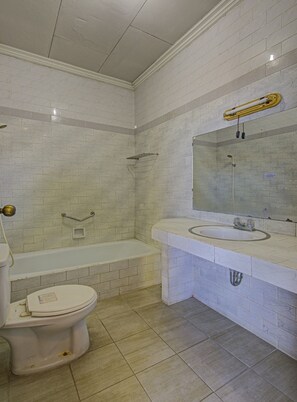 高级双床房 | 浴室 | 淋浴设施、大花洒淋浴喷头、卫生纸