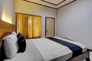 Free WiFi, bed sheets - OYO 3934 Hotel Istana (Pekalongan)