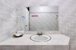 Standard Twin Room | Bathroom | Shower, rainfall showerhead, toilet paper - OYO 3934 Hotel Istana (Pekalongan)
