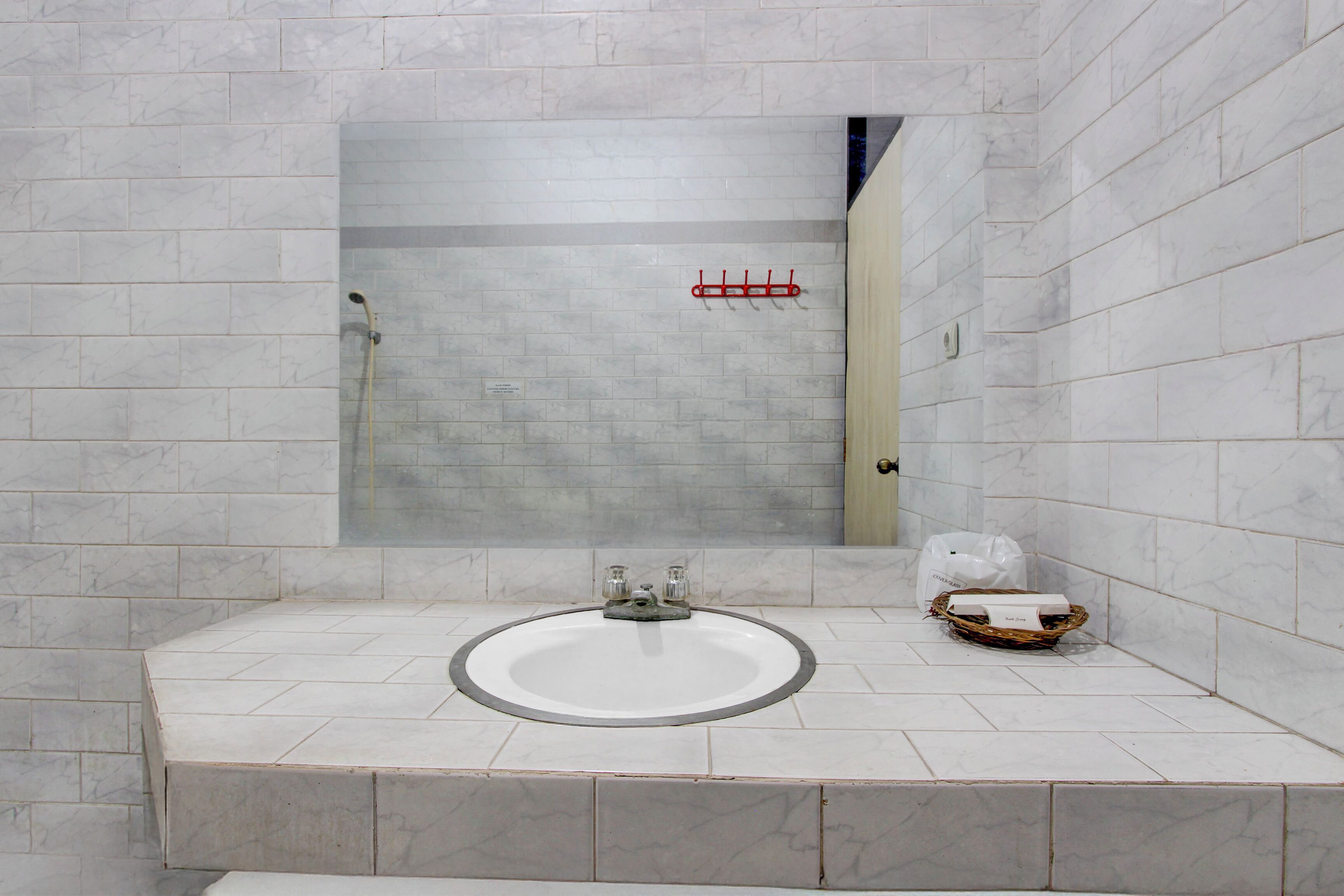 Un baño con una bañera grande, un lavamanos y una ducha.