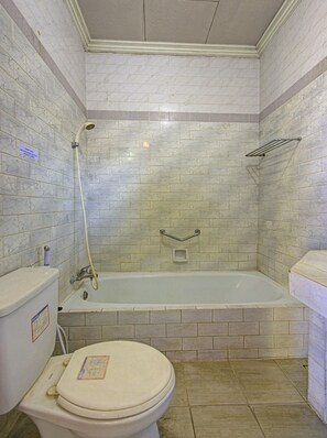 Chambre supérieure avec lits jumeaux | Salle de bain | Douche, douche cascade, papier de toilette