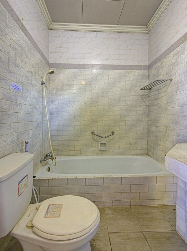 高级双床房 | 浴室 | 淋浴设施、大花洒淋浴喷头、卫生纸