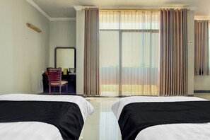 Standard Twin Room | Free WiFi, bed sheets - OYO 3934 Hotel Istana (Pekalongan)