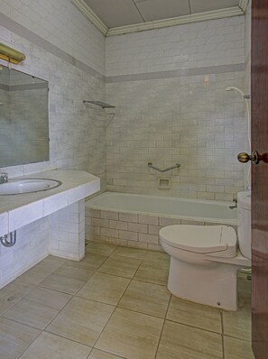 高级双人房 | 浴室 | 淋浴设施、大花洒淋浴喷头、卫生纸