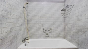 Deluxe dubbelrum | Badrum | Dusch, regndusch och toalettpapper