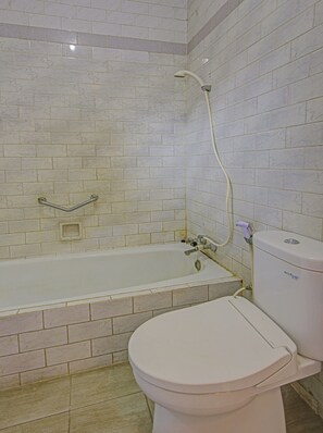 高级双人房 | 浴室 | 淋浴设施、大花洒淋浴喷头、卫生纸