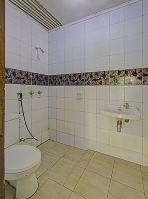 标准双床房 | 浴室 | 淋浴设施、大花洒淋浴喷头、卫生纸