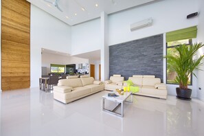 Luxury Villa | Living area | 45-inch Smart TV with digital channels, TV - Villa Karpe Diem (Koh Samui)
