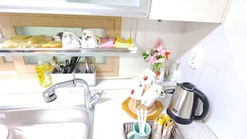 Habitación básica | Cocina privada | Refrigerador, microondas, utensilios de cocina y artículos de limpieza