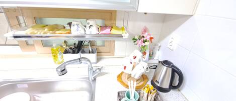 Basic Room | Private kitchen | Fridge, microwave, cookware/dishes/utensils, cleaning supplies
