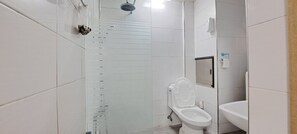 Kamar Basic | Kamar mandi | Shower, pengering rambut, sandal, dan lantai berpemanas