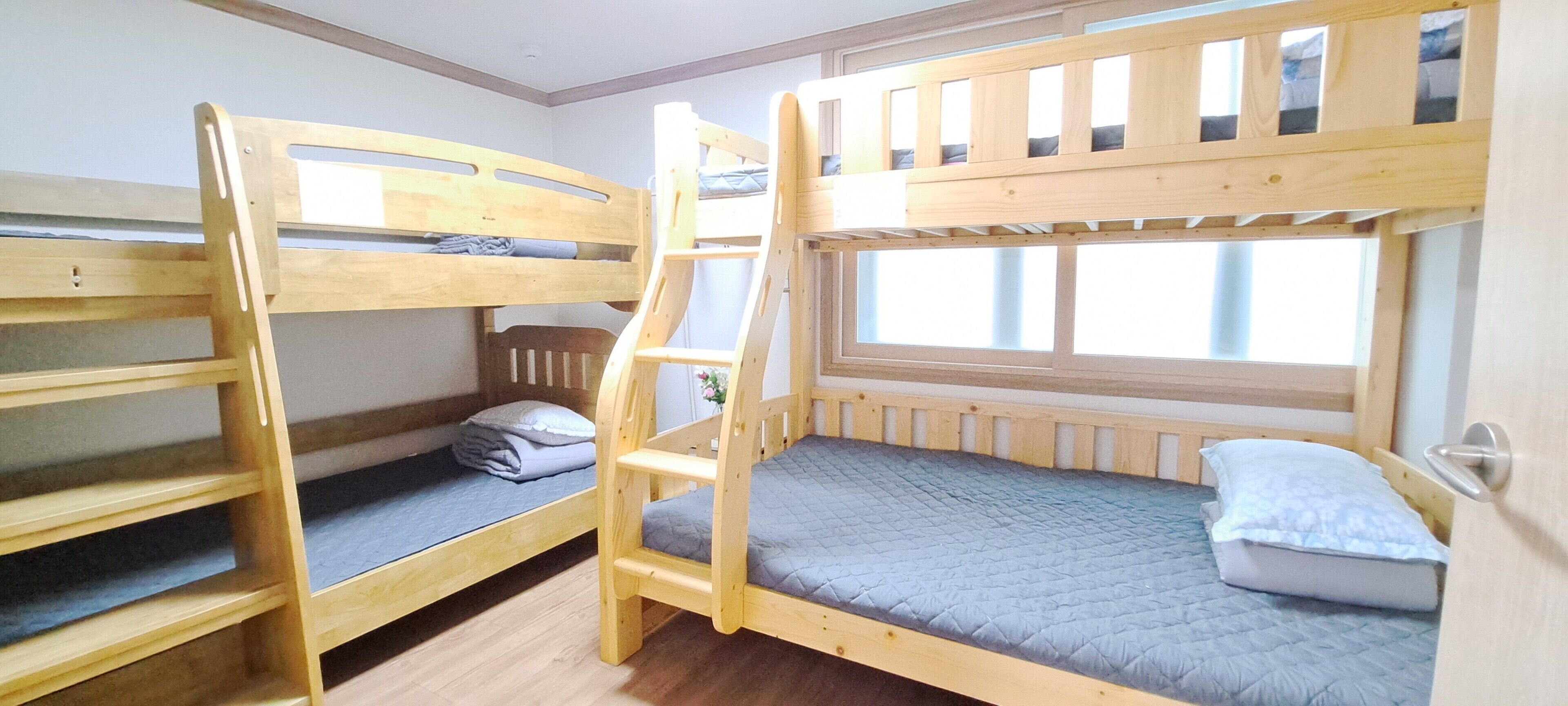 2 bedrooms, premium bedding, down comforters, memory foam beds