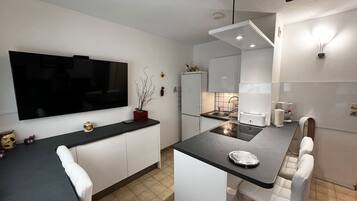 Réfrigérateur, micro-ondes, four, plaque de cuisson