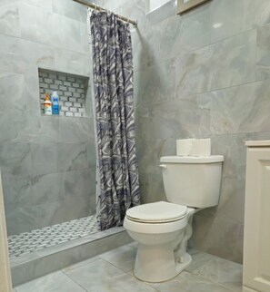 Een douche, een haardroger, handdoeken, zeep