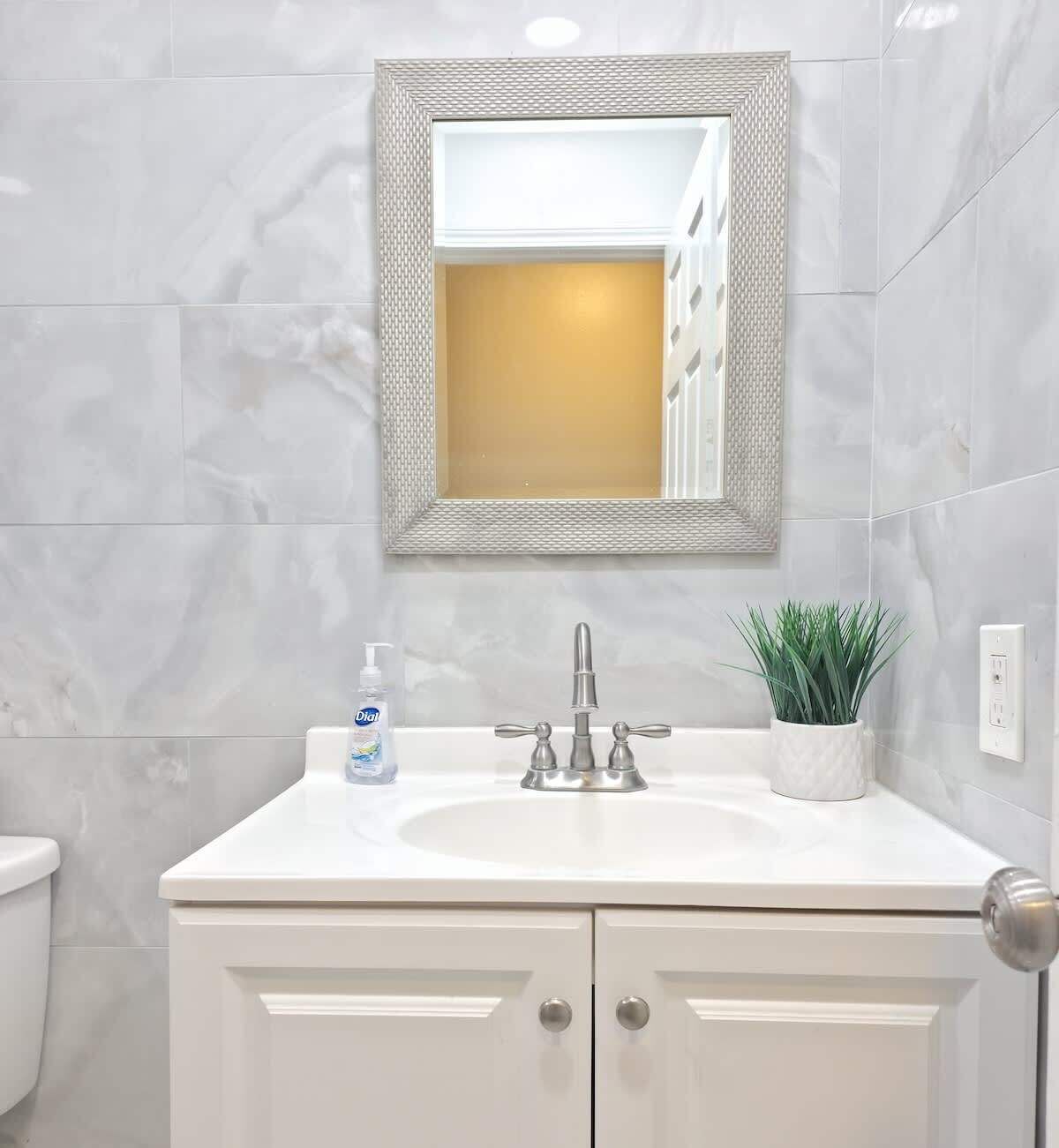 Douche, sèche-cheveux, serviettes fournies, savon