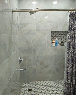 Een douche, een haardroger, handdoeken, zeep