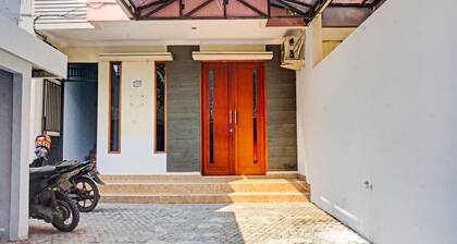 Super OYO 91535 J&b Rooms Tomang