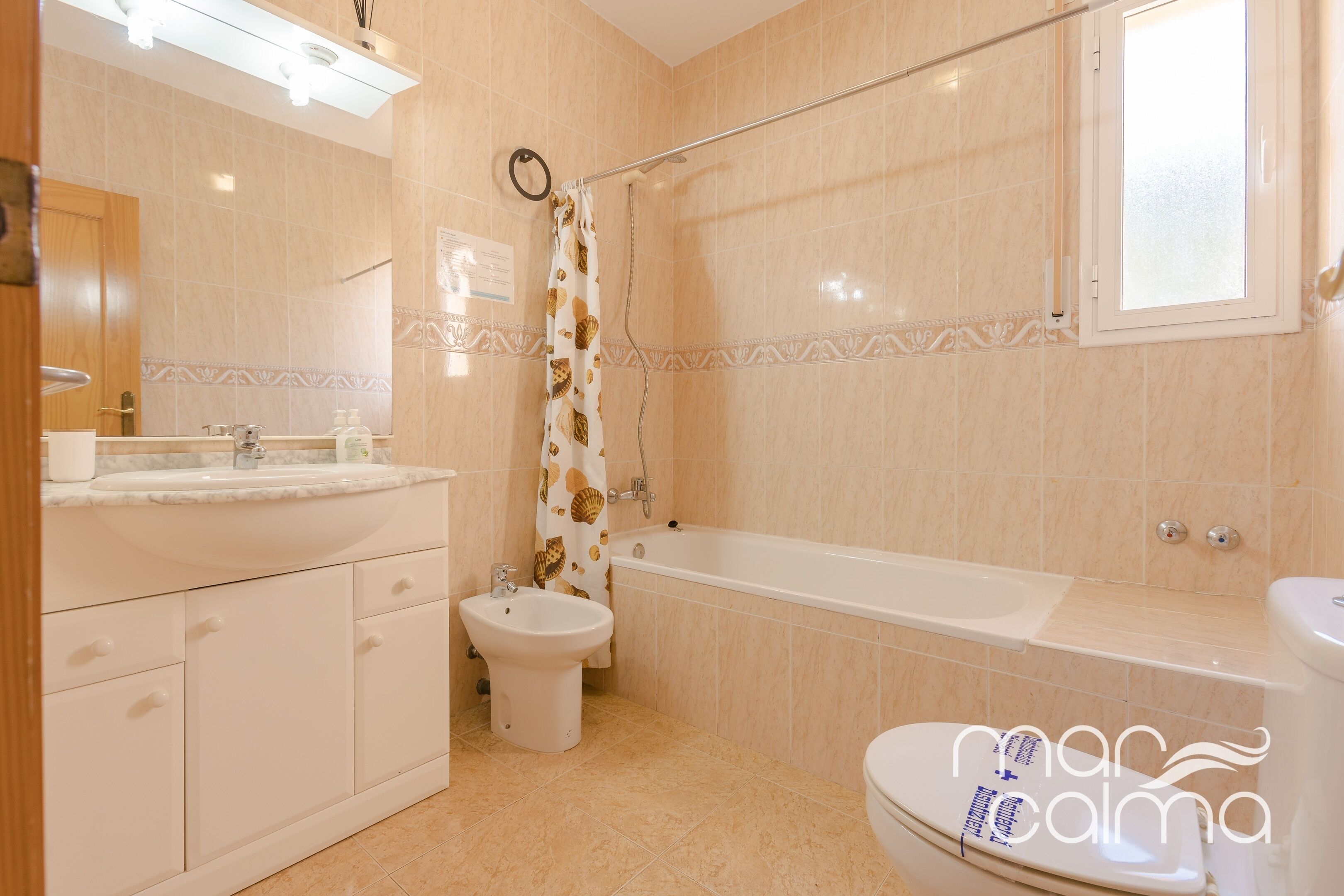 Ducha y bañera combinadas y toallas