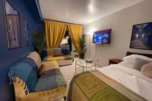 Moroccan Lover's Oasis: 2BR/ 2BA Great for Large Groups and Families