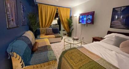 Moroccan Lover's Oasis: 2BR/ 2BA Great for Large Groups and Families