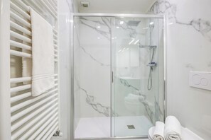 Combined shower/tub, bidet, towels