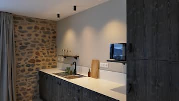 Frigorifero, microonde, forno, piano cottura