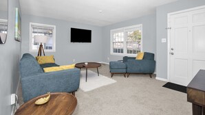 Smart TV - Tranquil Lakeside Retreat: @BR, Stunning Views, Ideal For Extended Stays! (Fayetteville)