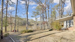 Property grounds - Tranquil Lakeside Retreat: @BR, Stunning Views, Ideal For Extended Stays! (Fayetteville)