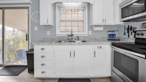 Coffee/tea maker, fridge, microwave, oven - Tranquil Lakeside Retreat: @BR, Stunning Views, Ideal For Extended Stays! (Fayetteville)
