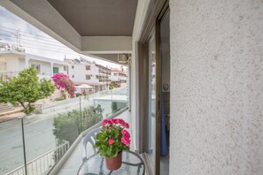 Outdoor dining - Ayia Napa Holiday Apartment So9 (Ayia Napa)