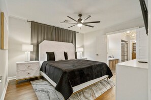 3 bedrooms, iron/ironing board, travel cot, WiFi - Breezy Billiards @TulsaExpo (Tulsa)