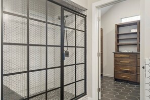 Combined shower/bathtub, hair dryer, towels
