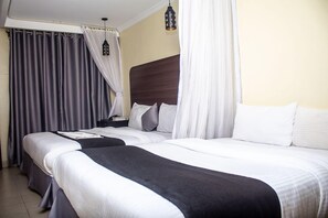 Kamar Double Deluks | Didekorasi berbeda-beda dan dilengkapi dengan perabotan berbeda-beda