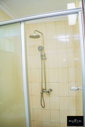 基本單人房 | 浴室 | 淋浴設備、淋浴花灑、拖鞋、毛巾