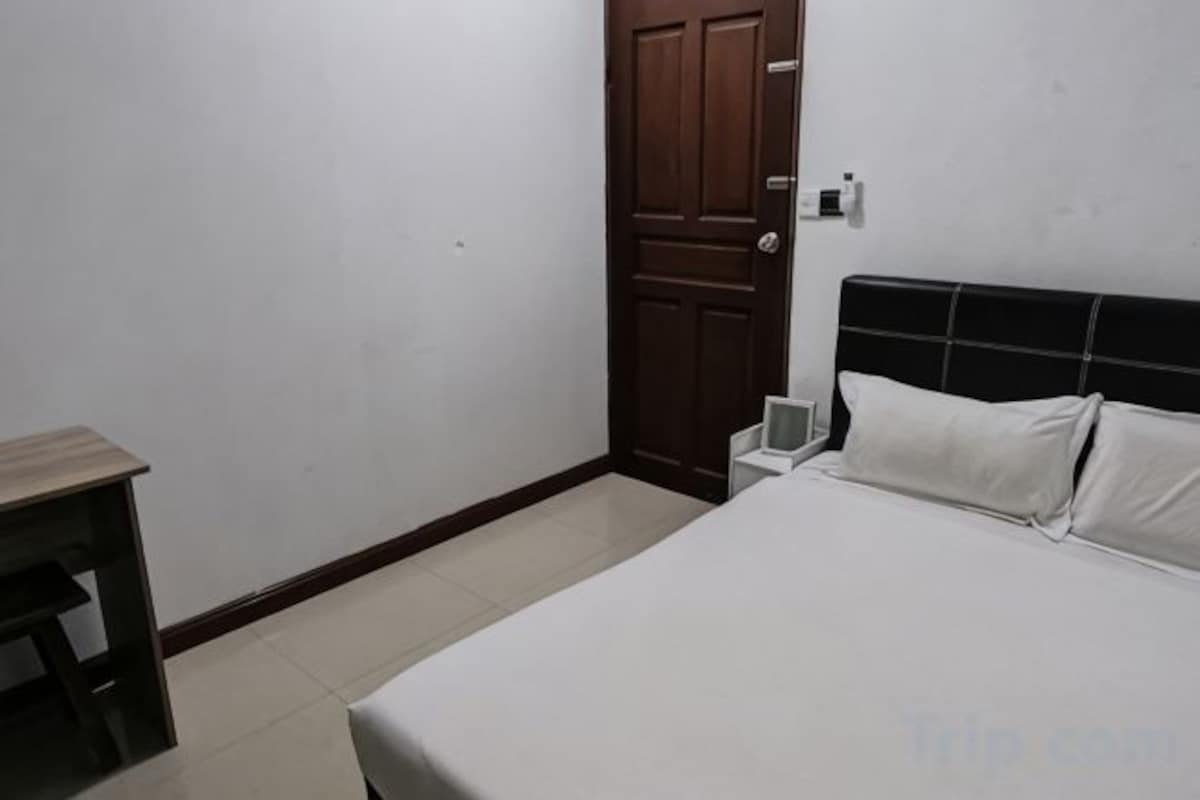 Semi Queen Room With Shared Bathroom