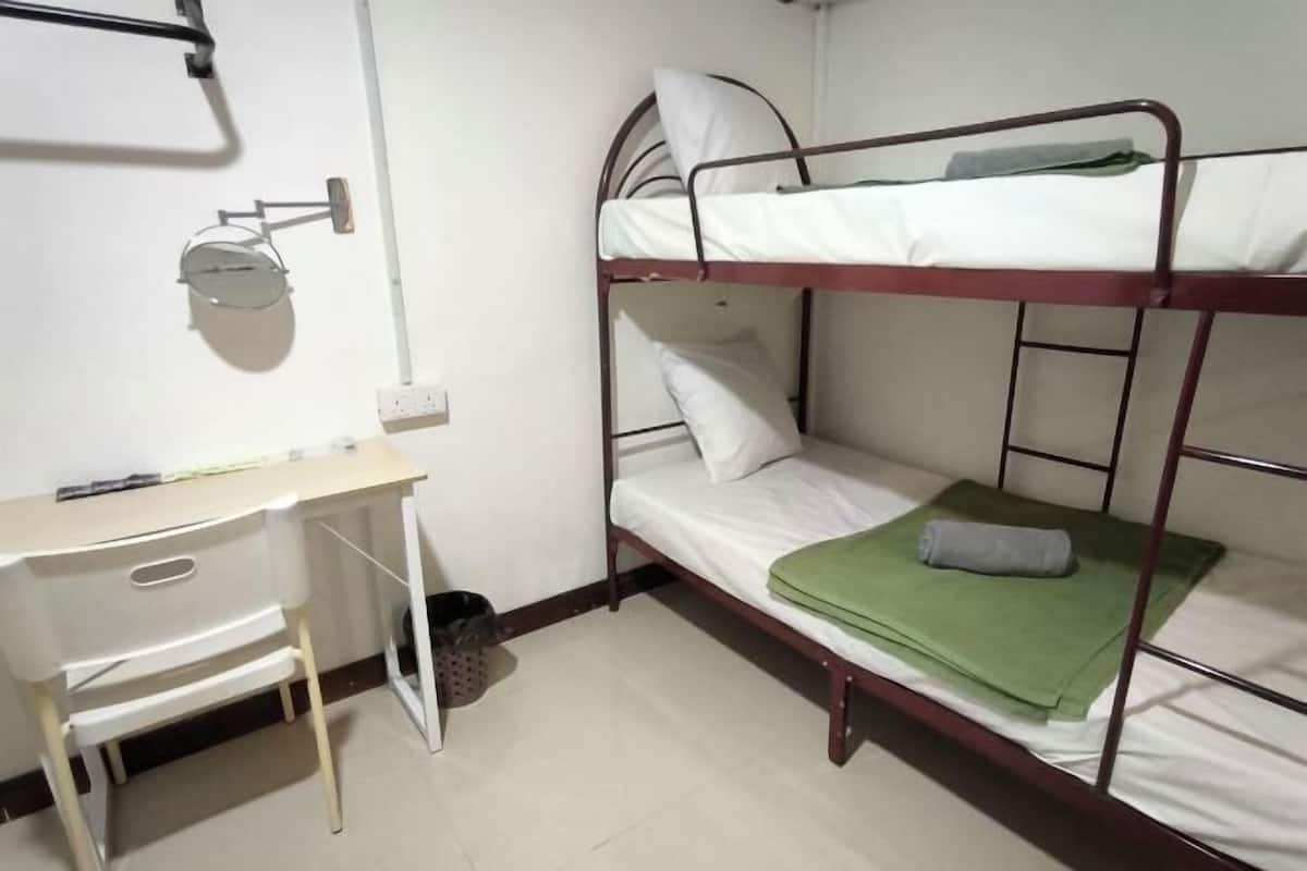 1 chambre, système d’insonorisation, literie fournie